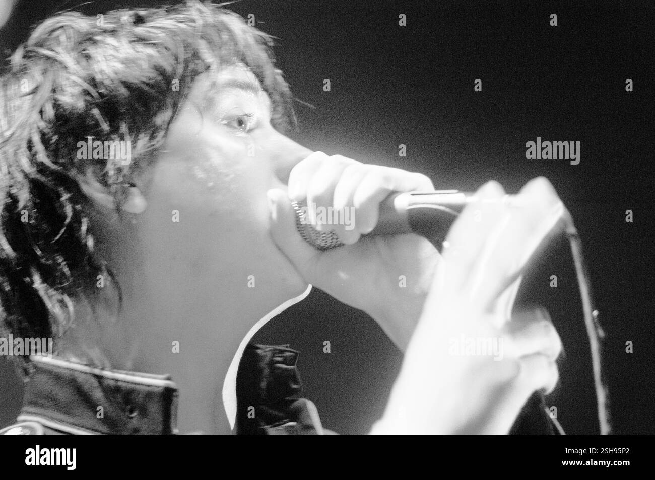 THE STROKES, ROOM ON FIRE TOUR, 2003: Julian Casablancas from THE STROKES live auf der Room on Fire Tour in der Cardiff International Arena, 3. Dezember 2003. Foto: ROB WATKINS Stockfoto