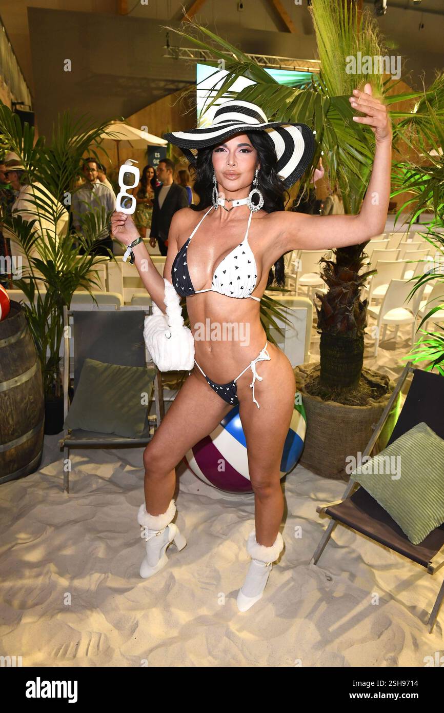 Micaela Schaefer bei der Premiere zum Start der Realityshow „Promis unter Palmen“ (8 Folgen ab 17.Februar 2025 um 20,15 Uhr bei Sat.1) am 10.02.2025 i Stockfoto