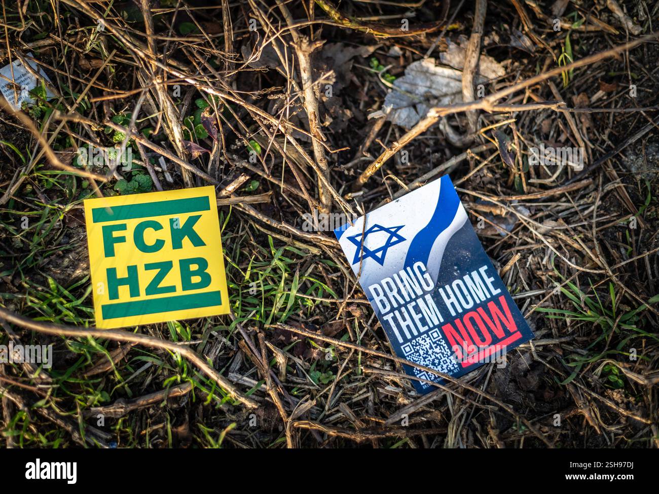 Berlin, Deutschland. Februar 2025. Der Aufkleber „FCK HZB“ wurde neben einem Aufkleber „Bring sie jetzt nach Hause“ nach einer Demonstration verworfen, die die Freilassung der israelischen Geiseln forderte. Naher Osten – Israel Hisbollah-Konfliktkonzept. Stockfoto