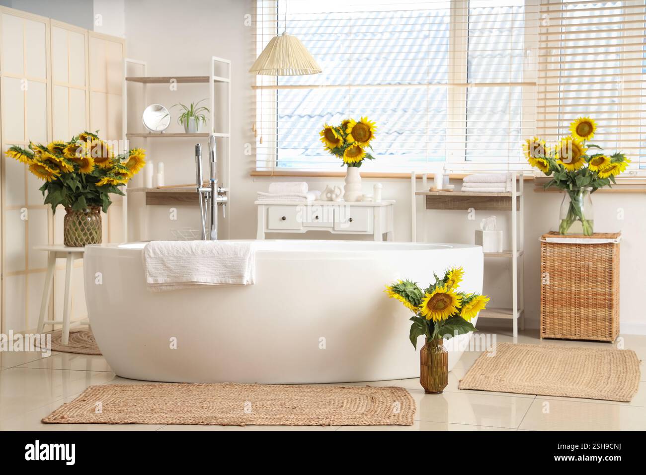 Das Badezimmer ist voller Vasen mit Sonnenblumen Stockfoto