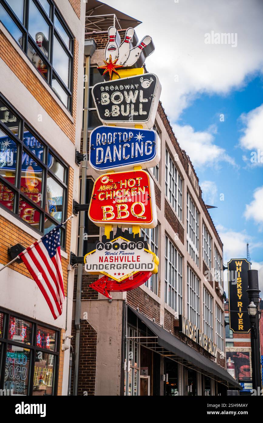 Oktober 2023, Nashville, TN: Schilder für Geschäfte und Restaurants an der Broadway Street in der Innenstadt von Nashville bei Tageslicht Stockfoto