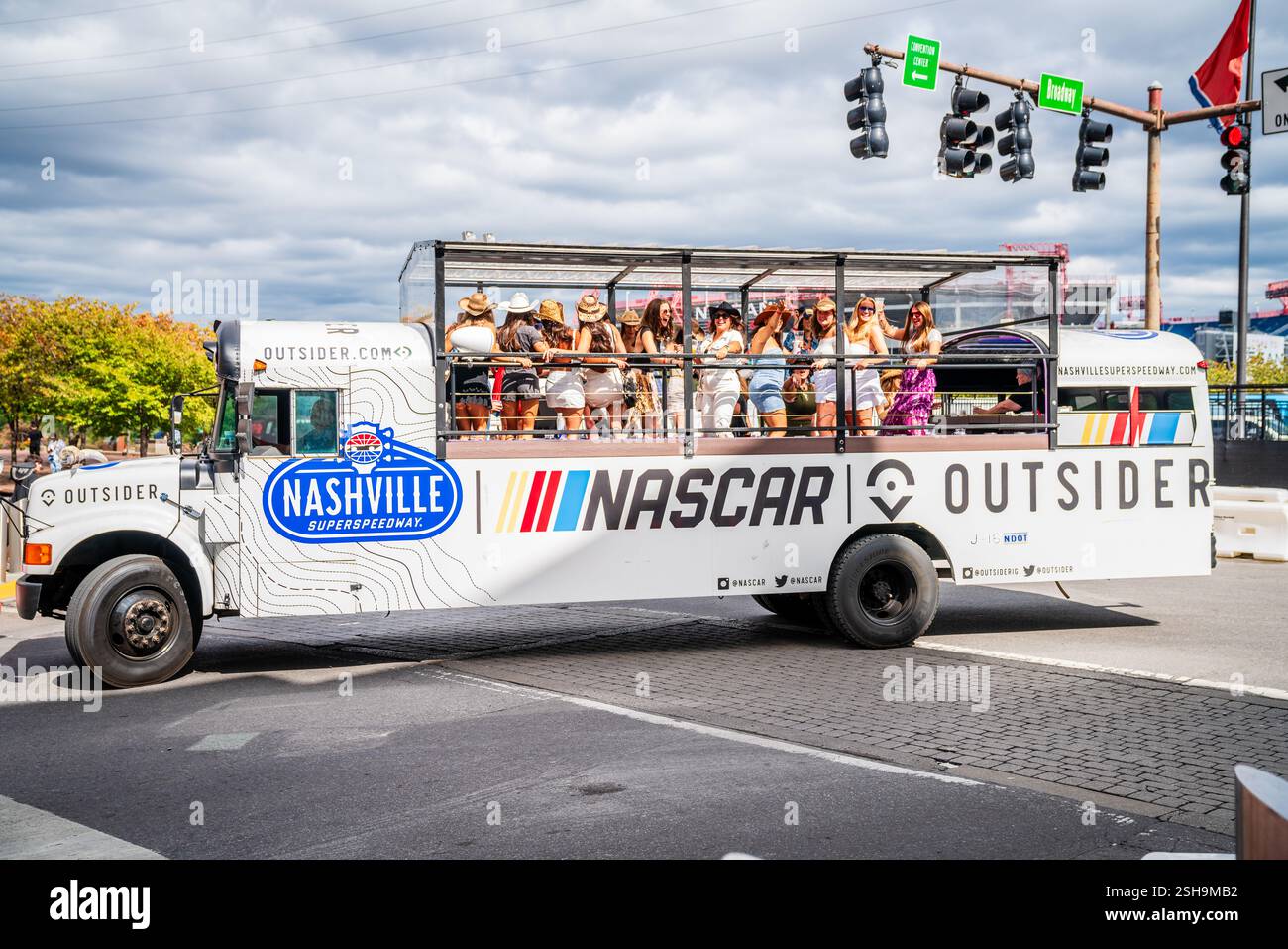 13. Oktober 2023, Nashville, TN: Offener Bahnbus mit NASCAR-Thema, voller Frauen, die in der Innenstadt von Nashville feiern und Spaß haben Stockfoto