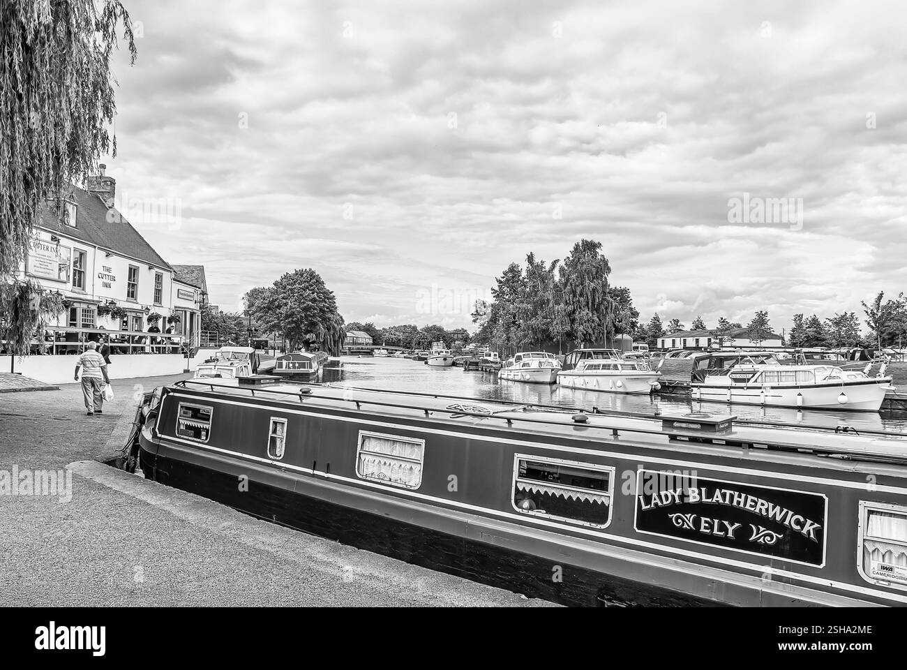 Schmalboot am Fluss Great Ouse in Ely, England in Schwarz-weiß Stockfoto