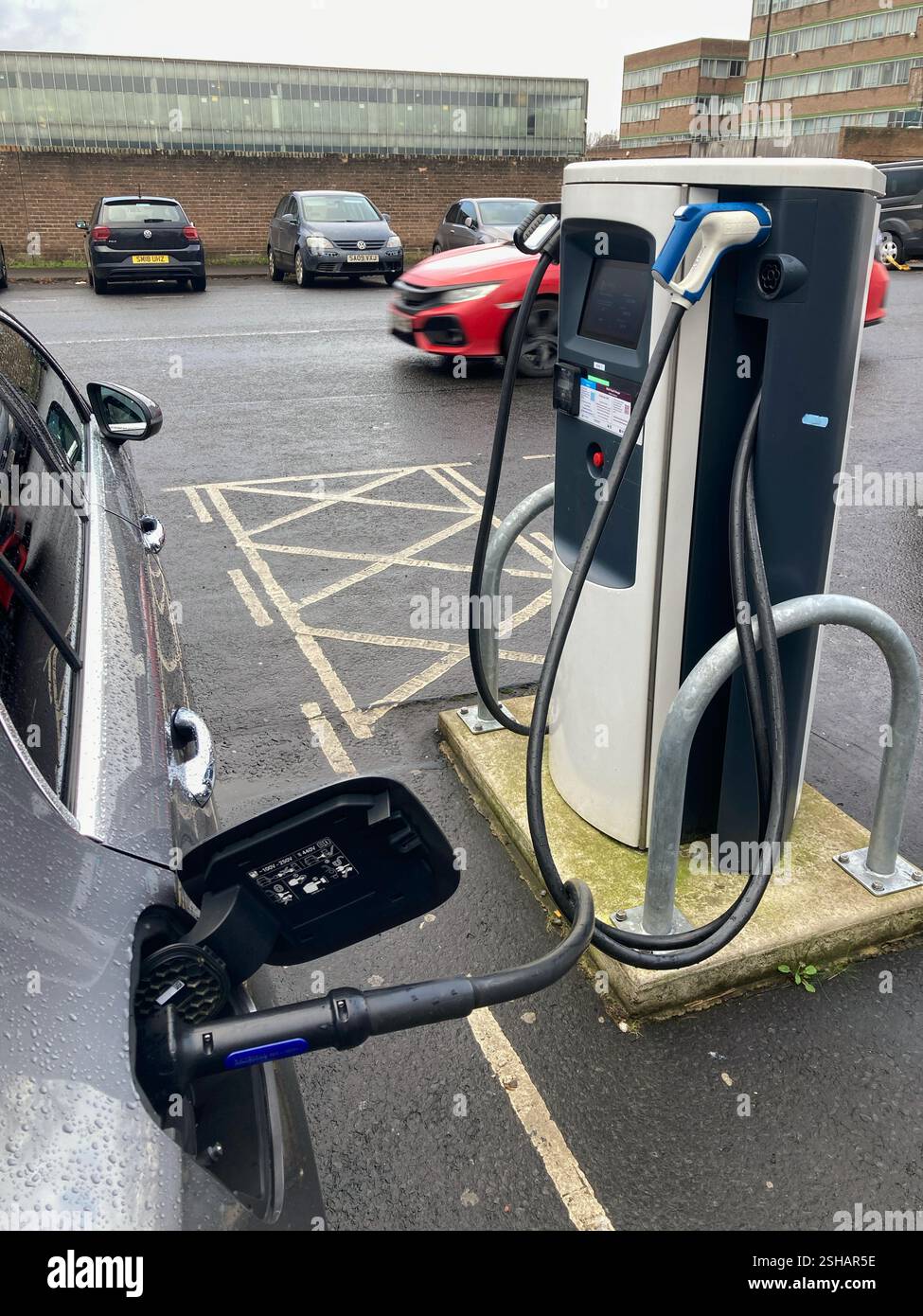 Ladestation für Elektrofahrzeuge an der Straße - Smartphone-aufgenommenes Stockfoto
