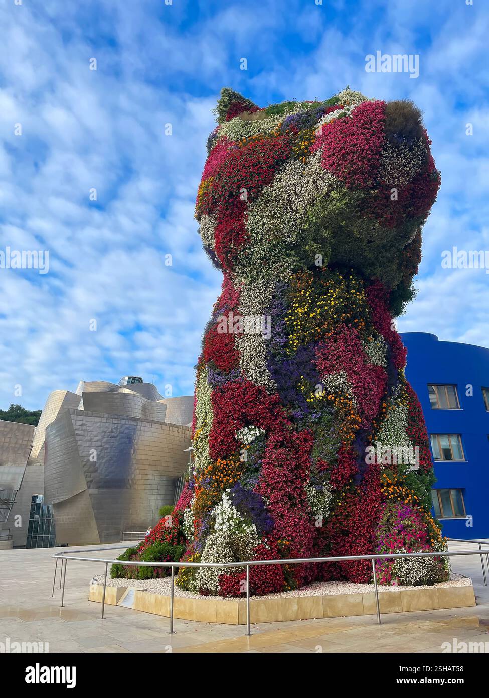 Farbenfrohe Blumenskulptur, Welpen, von Jeff Koons vor dem Guggenheim Museum Bilbao, Spanien, eine riesige Hundefigur, die mit leuchtenden Blumen bedeckt ist Stockfoto