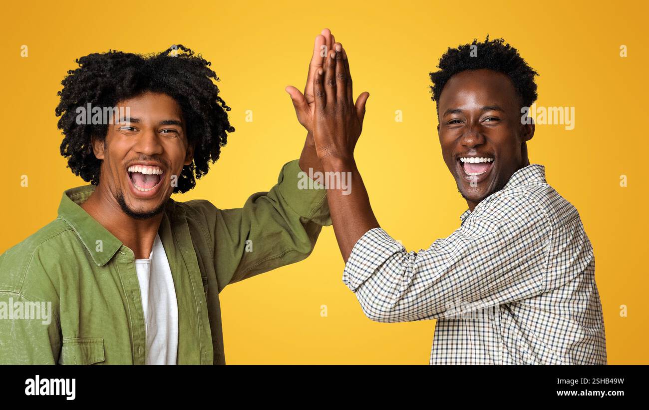 Zwei Fröhliche Schwarze Geben Einander High Five Stockfoto