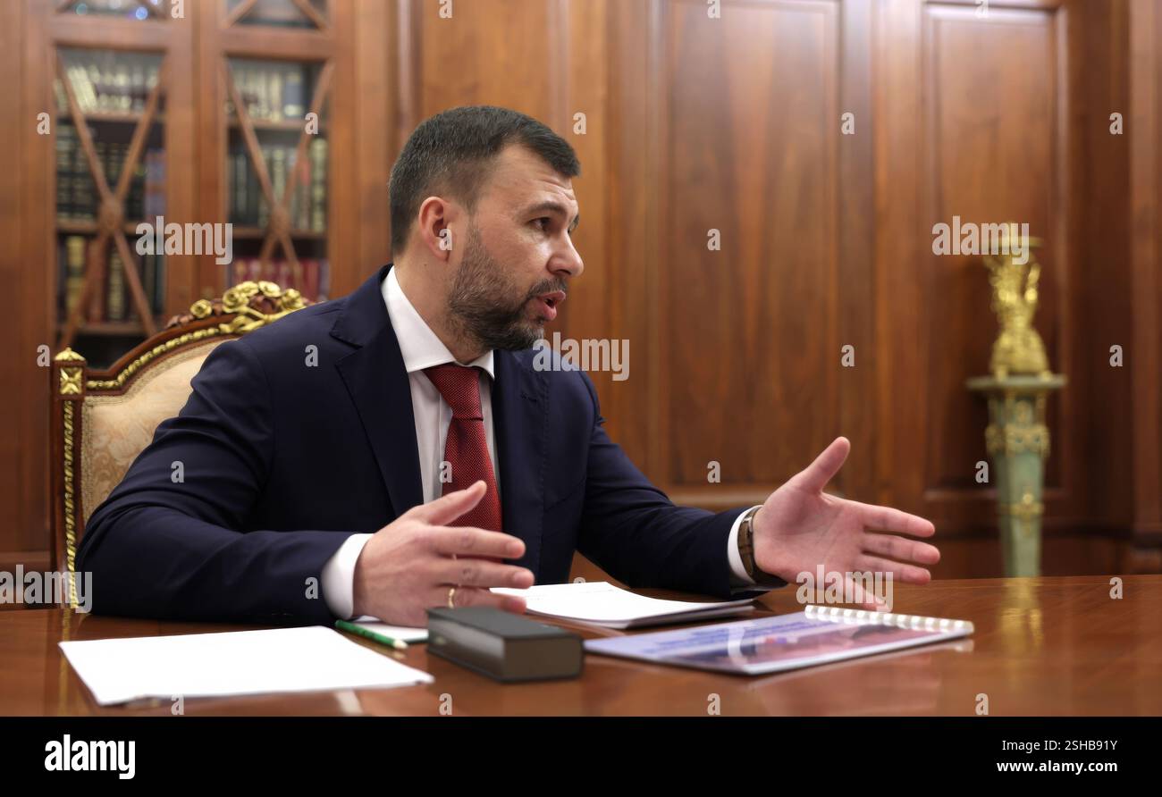 Moskau, Russland. Februar 2025. Denis Pushilin, Chef der Volksrepublik Donezk, übergibt dem russischen Präsidenten Wladimir Putin während eines Einzeltreffens im Kreml am 10. Februar 2025 in Moskau einen Bericht. Quelle: Gavriil Grigorov/Kreml Pool/Alamy Live News Stockfoto