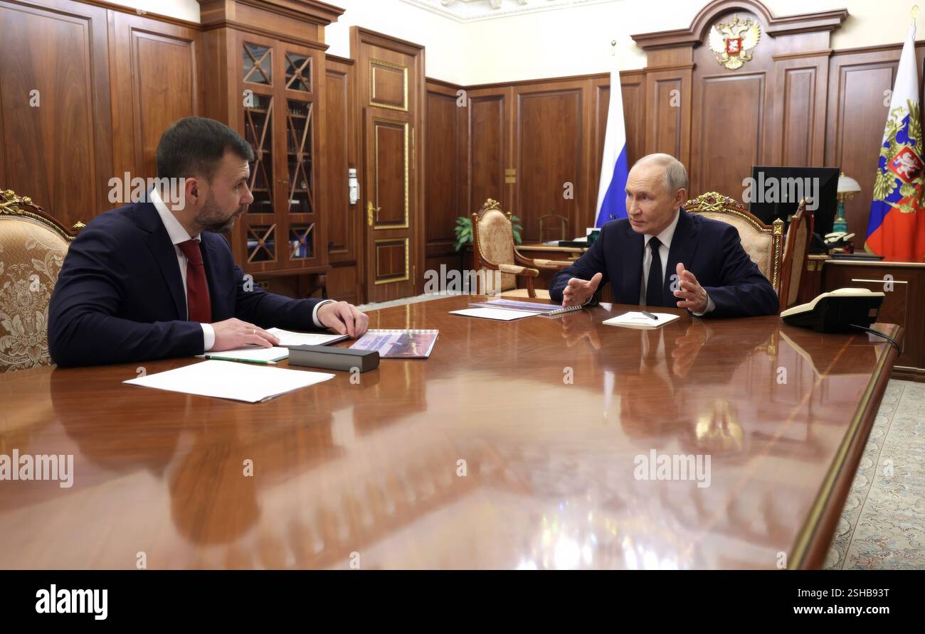 Moskau, Russland. Februar 2025. Der russische Präsident Wladimir Putin, rechts, kommentiert während eines Einzelgesprächs mit Denis Pushilin, dem Vorsitzenden der Volksrepublik Donezk, links, im Kreml, am 10. Februar 2025 in Moskau, Russland. Quelle: Gavriil Grigorov/Kreml Pool/Alamy Live News Stockfoto