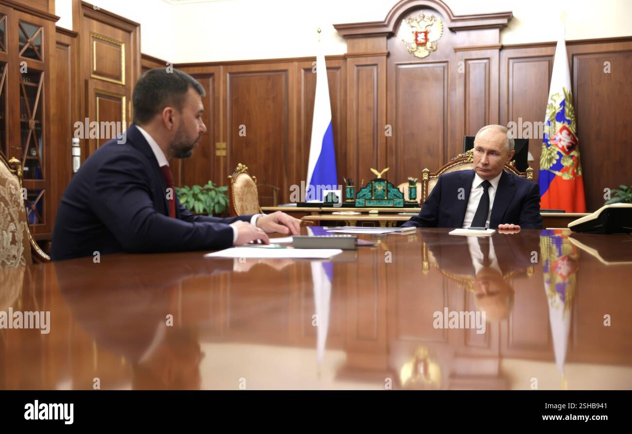 Moskau, Russland. Februar 2025. Der russische Präsident Wladimir Putin, rechts, hört einen Bericht des Vorsitzenden der Volksrepublik Donezk, Denis Pushilin, links, während eines Einzeltreffens im Kreml am 10. Februar 2025 in Moskau. Quelle: Gavriil Grigorov/Kreml Pool/Alamy Live News Stockfoto
