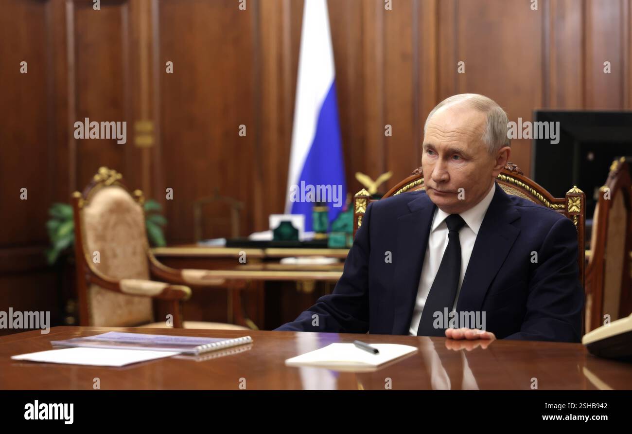 Moskau, Russland. Februar 2025. Der russische Präsident Wladimir Putin hört einen Bericht des Vorsitzenden der Volksrepublik Donezk, Denis Pushilin, während eines Einzeltreffens im Kreml am 10. Februar 2025 in Moskau. Quelle: Gavriil Grigorov/Kreml Pool/Alamy Live News Stockfoto