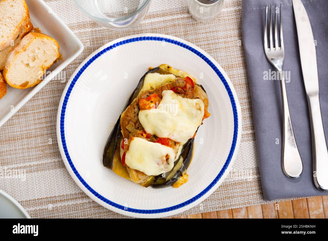 Aubergine mit Tomaten, Hackfleisch und Käse Stockfoto