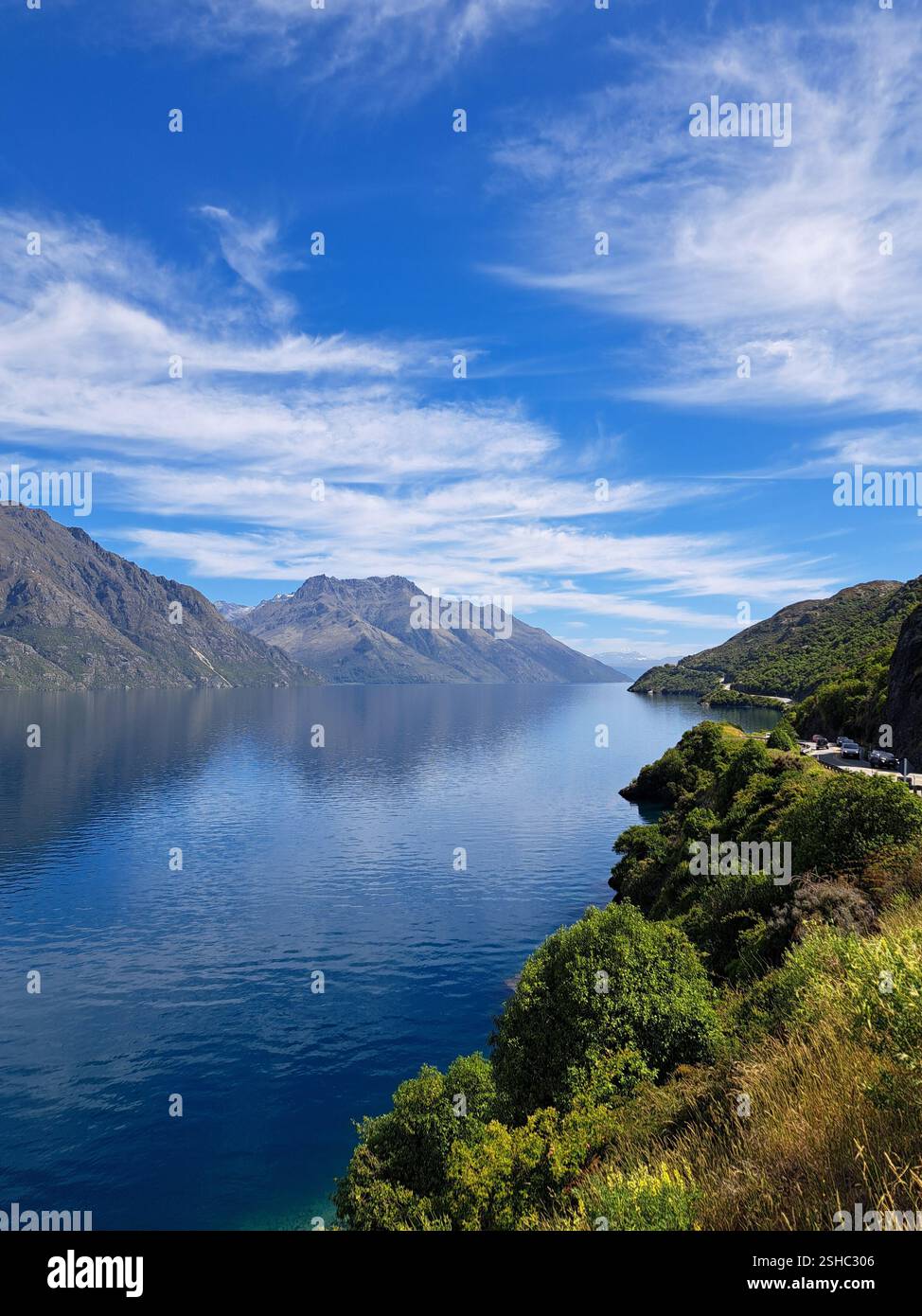 Roadtrip entlang des Lake Wakatipu, Queenstown - Smartphone-aufgenommenes Stockfoto