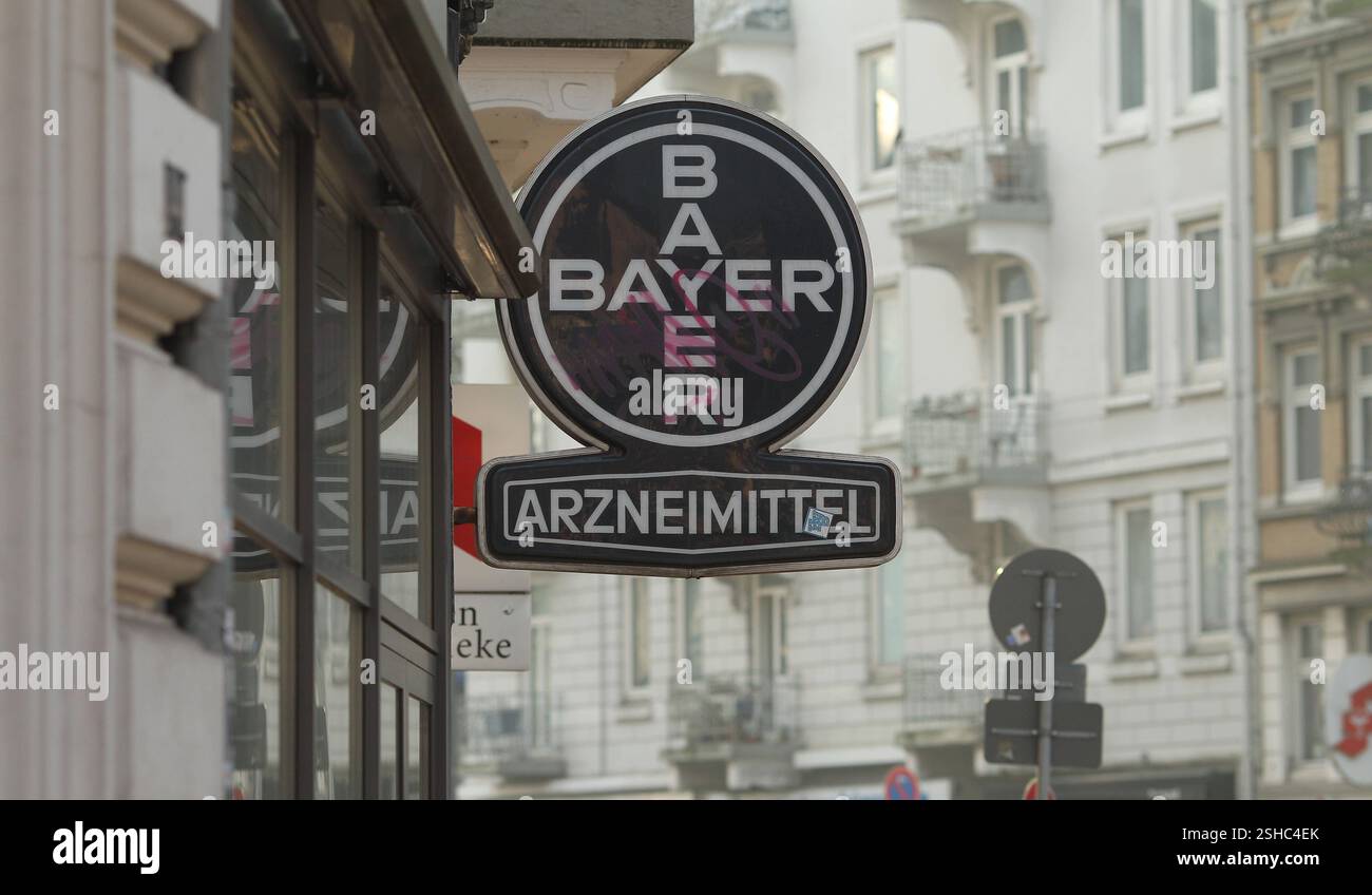 Verschmierte Leuchtreklame der Bayer AG Arzneimittel vor einer Apotheke an der Eppendorfer Landstraße. Eppendorf Hamburg Stockfoto