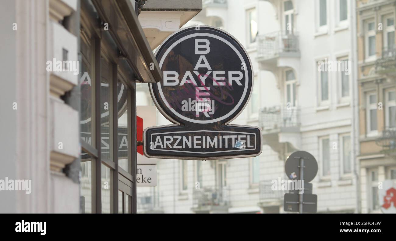 Verschmierte Leuchtreklame der Bayer AG Arzneimittel vor einer Apotheke an der Eppendorfer Landstraße. Eppendorf Hamburg Stockfoto