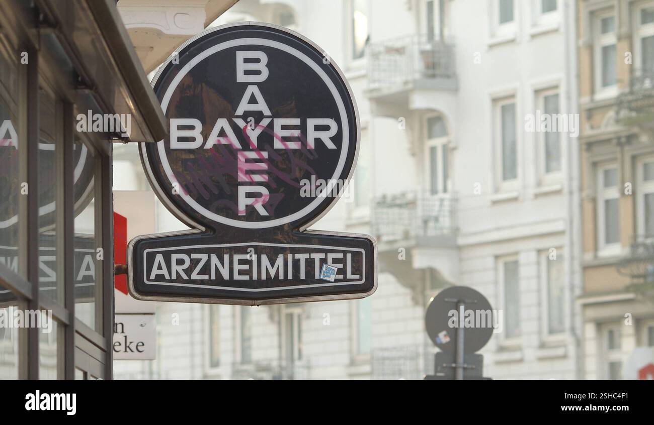 Verschmierte Leuchtreklame der Bayer AG Arzneimittel vor einer Apotheke an der Eppendorfer Landstraße. Eppendorf Hamburg Stockfoto