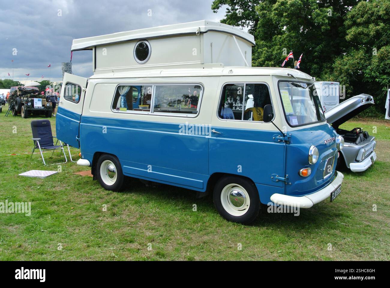 Ein 1965 Austin J4 Wohnmobil parkte auf der 49th Historic Vehicle Gathering in Powderham, Devon, England, Großbritannien. Stockfoto