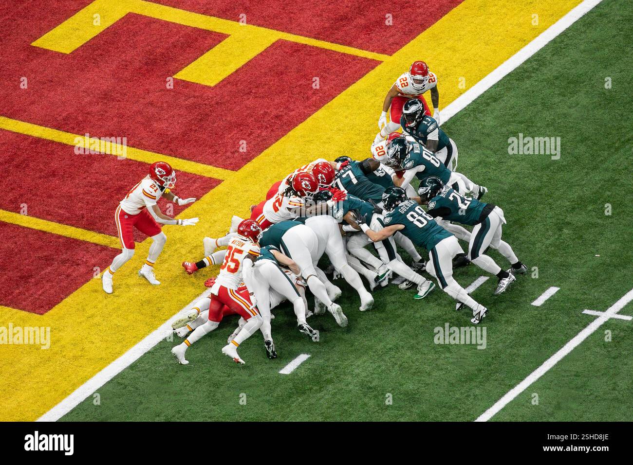 New Orleans, Louisiana, USA. Februar 2025. Die Philadelphia Eagles laufen in der ersten Hälfte des NFL Super Bowl LIX im Superdome den „Tush Push“ für einen rasanten Touchdown von Quarterback Jalen Hurts. Quelle: Kindell Buchanan/Alamy Live News Stockfoto
