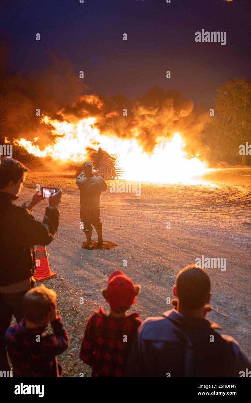 Marines, Seeleute und Zivilisten aus dem gesamten Tri-Command Gebiet versammelten sich zum jährlichen weihnachtsbaumfeuer im Marine Corps Recruit Depot Parris Island, S.C., 31. Januar 2025. Die jährliche Veranstaltung bietet den Mitarbeitern die Möglichkeit, sich zusammenzutreffen und eine Kameradschaft aufzubauen, während sie ein Lagerfeuer beobachten, das mit einem Flammenwerfer aus der Zeit des Zweiten Weltkriegs angezündet wird. (Foto des U.S. Marine Corps von CPL. Dakota Dodd) Stockfoto