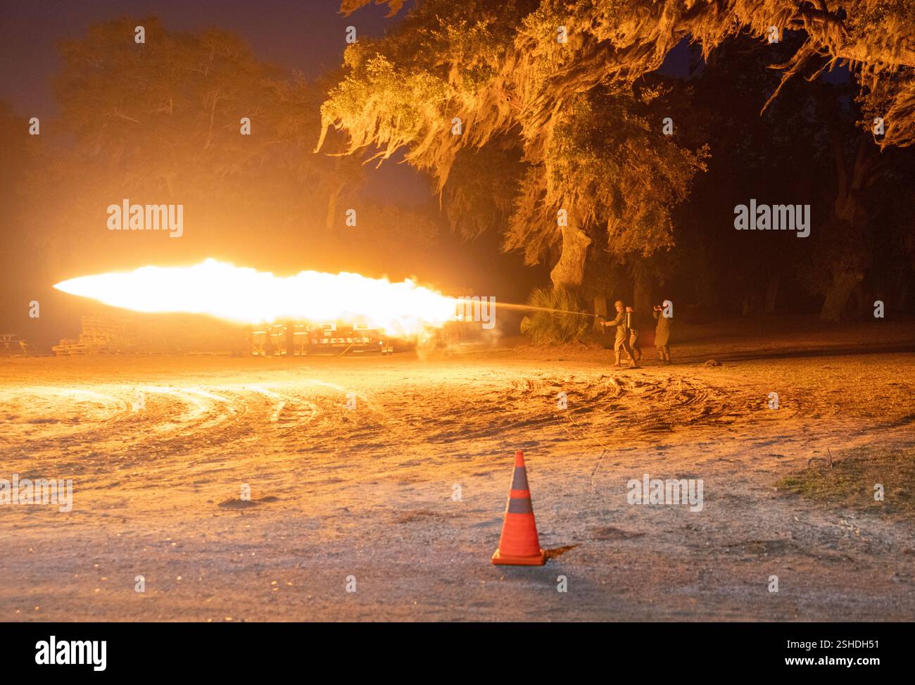 Marines, Seeleute und Zivilisten aus dem gesamten Tri-Command Gebiet versammelten sich zum jährlichen weihnachtsbaumfeuer im Marine Corps Recruit Depot Parris Island, S.C., 31. Januar 2025. Die jährliche Veranstaltung bietet den Mitarbeitern die Möglichkeit, sich zusammenzutreffen und eine Kameradschaft aufzubauen, während sie ein Lagerfeuer beobachten, das mit einem Flammenwerfer aus der Zeit des Zweiten Weltkriegs angezündet wird. (Foto des U.S. Marine Corps von CPL. Dakota Dodd) Stockfoto