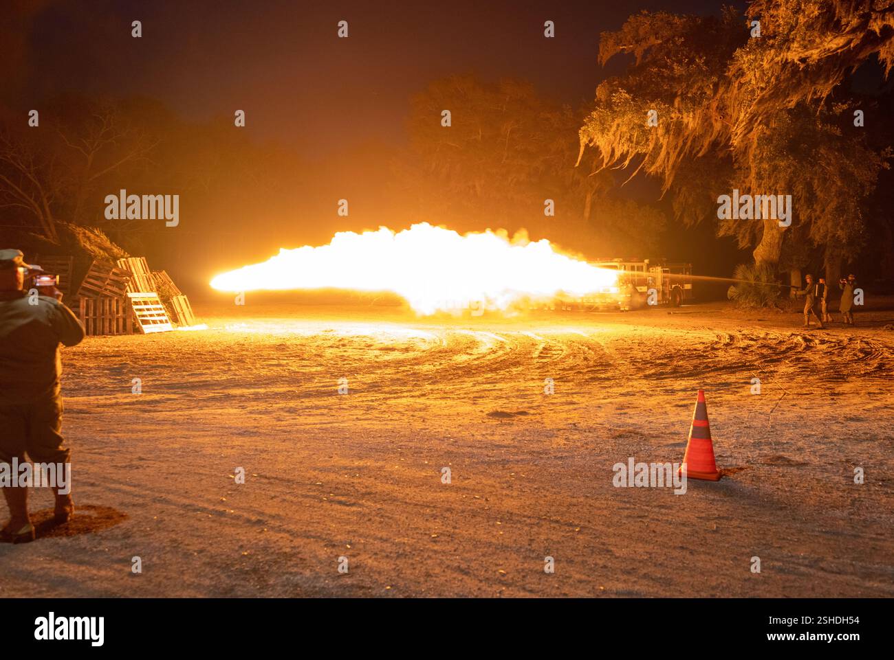 Marines, Seeleute und Zivilisten aus dem gesamten Tri-Command Gebiet versammelten sich zum jährlichen weihnachtsbaumfeuer im Marine Corps Recruit Depot Parris Island, S.C., 31. Januar 2025. Die jährliche Veranstaltung bietet den Mitarbeitern die Möglichkeit, sich zusammenzutreffen und eine Kameradschaft aufzubauen, während sie ein Lagerfeuer beobachten, das mit einem Flammenwerfer aus der Zeit des Zweiten Weltkriegs angezündet wird. (Foto des U.S. Marine Corps von CPL. Dakota Dodd) Stockfoto