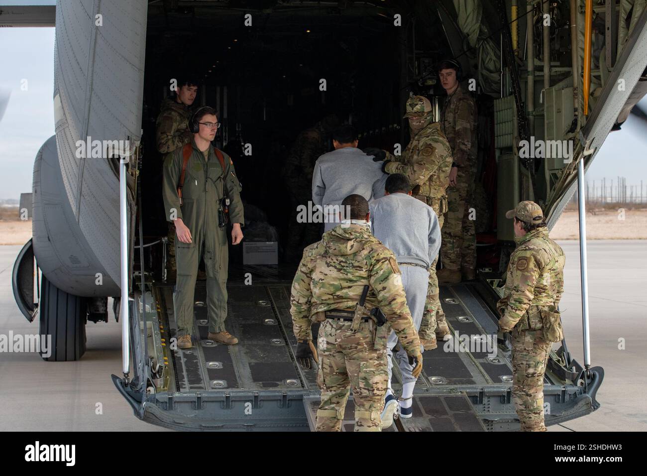 Unter der Leitung des U.S. Northern Command unterstützt das U.S. Transportation Command Deportationsflüge für Einwanderungs- und Zollbehörden, indem es militärische Luftbrücke bereitstellt, Fort Bliss, Texas, 10. Februar 2025. (Foto der US-Armee von Sgt. Griffin Payne) Stockfoto