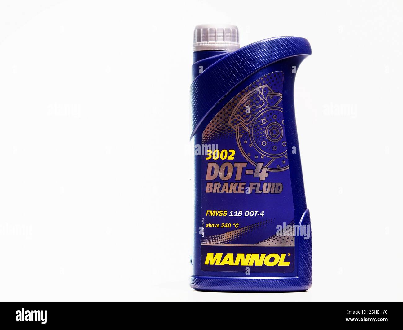 Deutschland - 11. Februar 2025: In dieser Abbildung ist eine Flasche MANNOL MN3002-5 DOT 4 Bremsflüssigkeit 1L abgebildet. Stockfoto