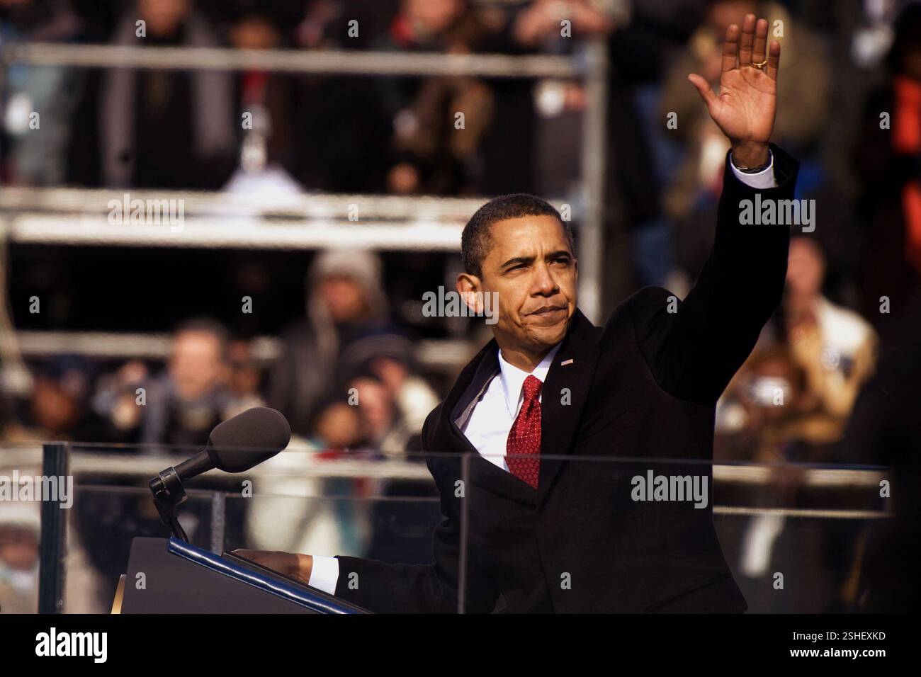 Der 44. Präsident der Vereinigten Staaten Barack Obama Wellen auf das Publikum am Ende seiner Antrittsrede, Washington, D.C., 20. Januar 2009 Stockfoto