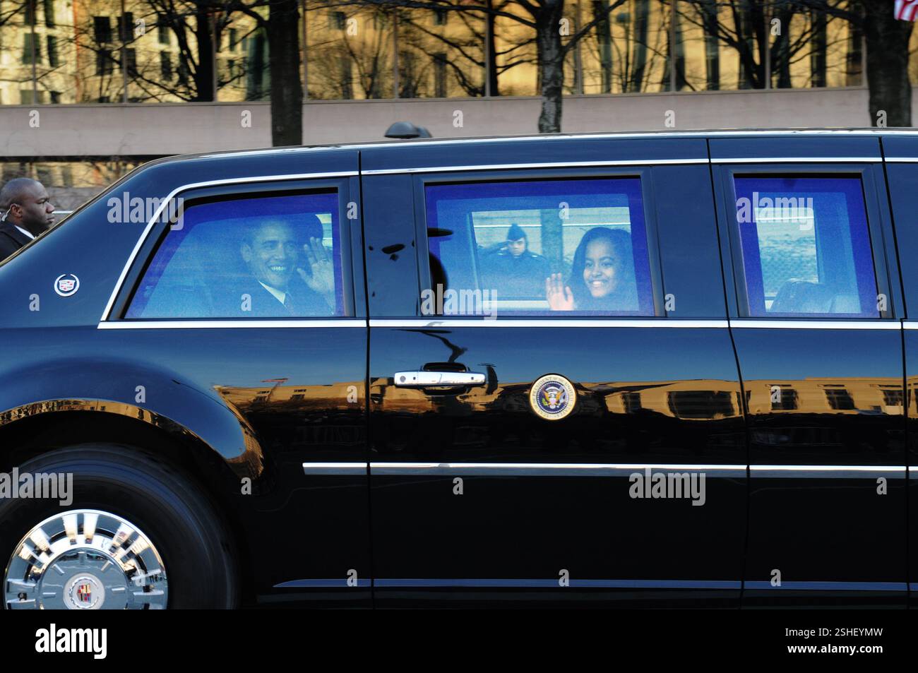Präsident Barack Obama und seine Tochter, Sasha, winken die Menge von innen die presidential Limousine wie es seinen Weg auf der Pennsylvania Avenue für die presidential inaugural Parade 2009 in Washington, D.C., 20. Januar 2009 macht. DoD-Foto von Mass Communication Specialist 1. Klasse Mark O'Donald, US Navy Stockfoto