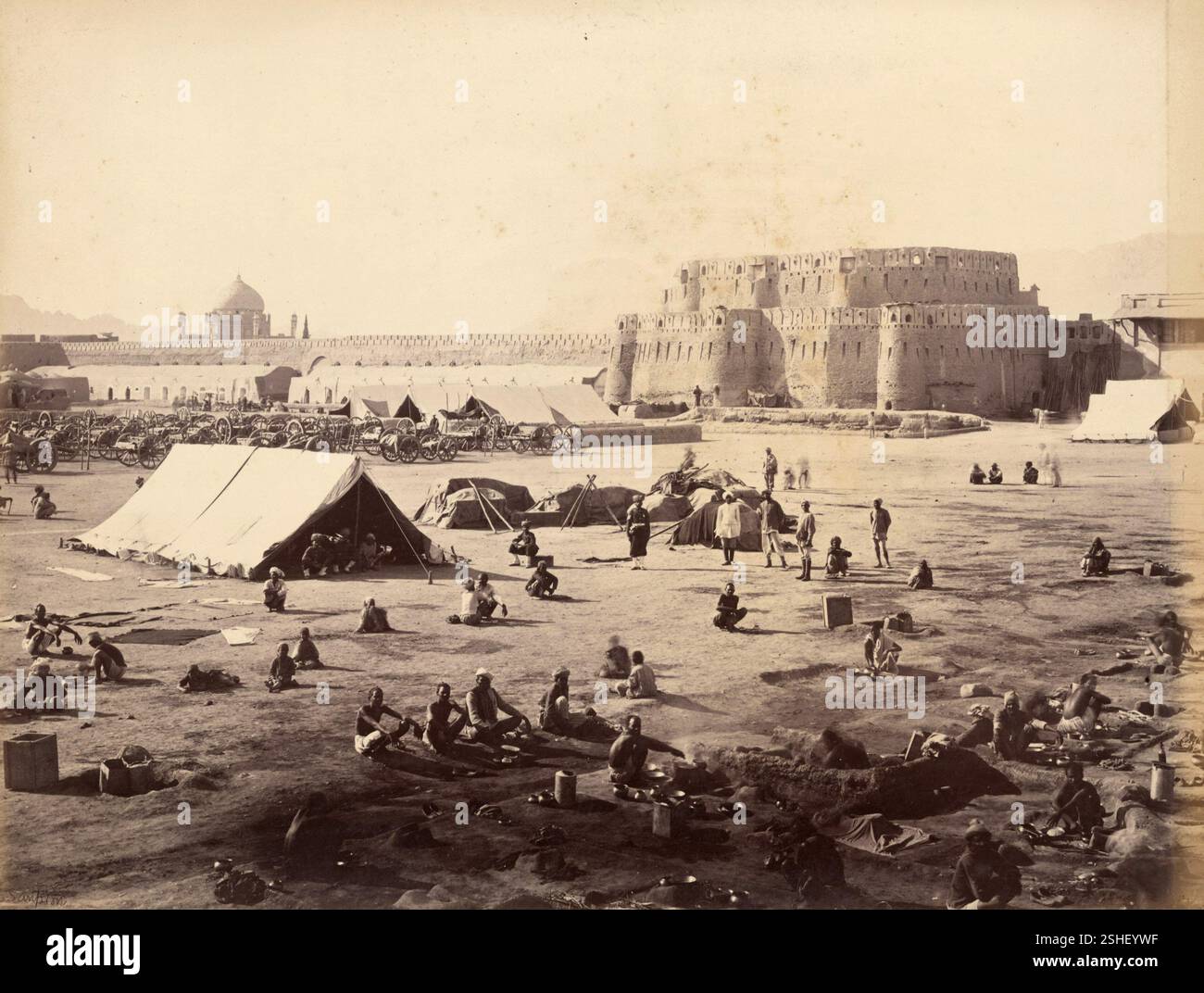 Englische und indische Truppen lagerten nach der Schlacht von Kandahar 1880 während des Zweiten Anglo-Afghanischen Krieges vor Kandahar. Dies war die entscheidende Schlacht im Konflikt, bei der der afghanische Führer seine gesamte Artillerie und Munition verlor und rund 1000 Mann getötet wurden. Stockfoto