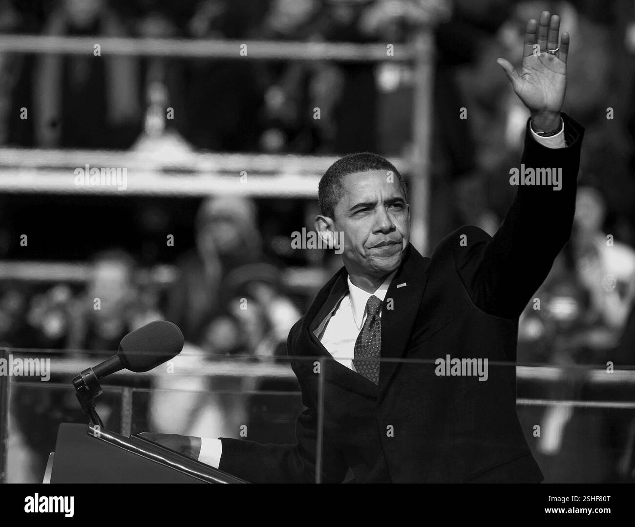 Der 44. Präsident der Vereinigten Staaten Barack Obama Wellen auf das Publikum am Ende seiner Antrittsrede, Washington, D.C., 20. Januar 2009 Stockfoto