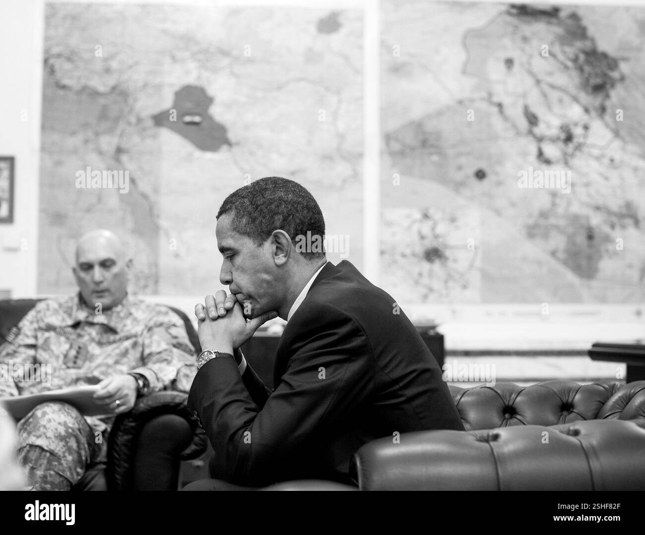 Präsident Barack Obama trifft sich mit General Raymond T. Odierno, Kommandierender General Multi-National Force-Irak, während des Besuchs des Präsidenten mit US-Truppen am Camp Victory, Bagdad, Irak 07.04.09.  Offiziellen White House Photo by Pete Souza Stockfoto