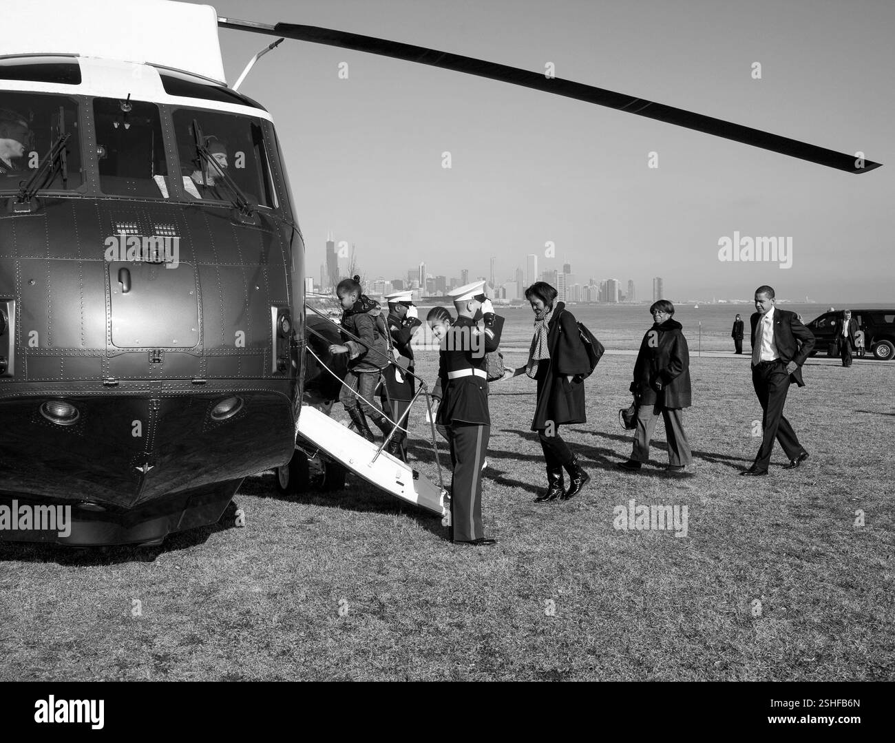 Nachdem er ein Wochenende in Chicago, Präsident Barack Obama und First Lady Michelle Obama, ihre Mutter Marian Robinson, Malia und Sasha Obama Kopf zurück zu Washington, ausgehend von Burnham Park Landezone (LZ) für O' Hare Airport 16.02.09.  Offiziellen White House Photo by Pete Souza Stockfoto