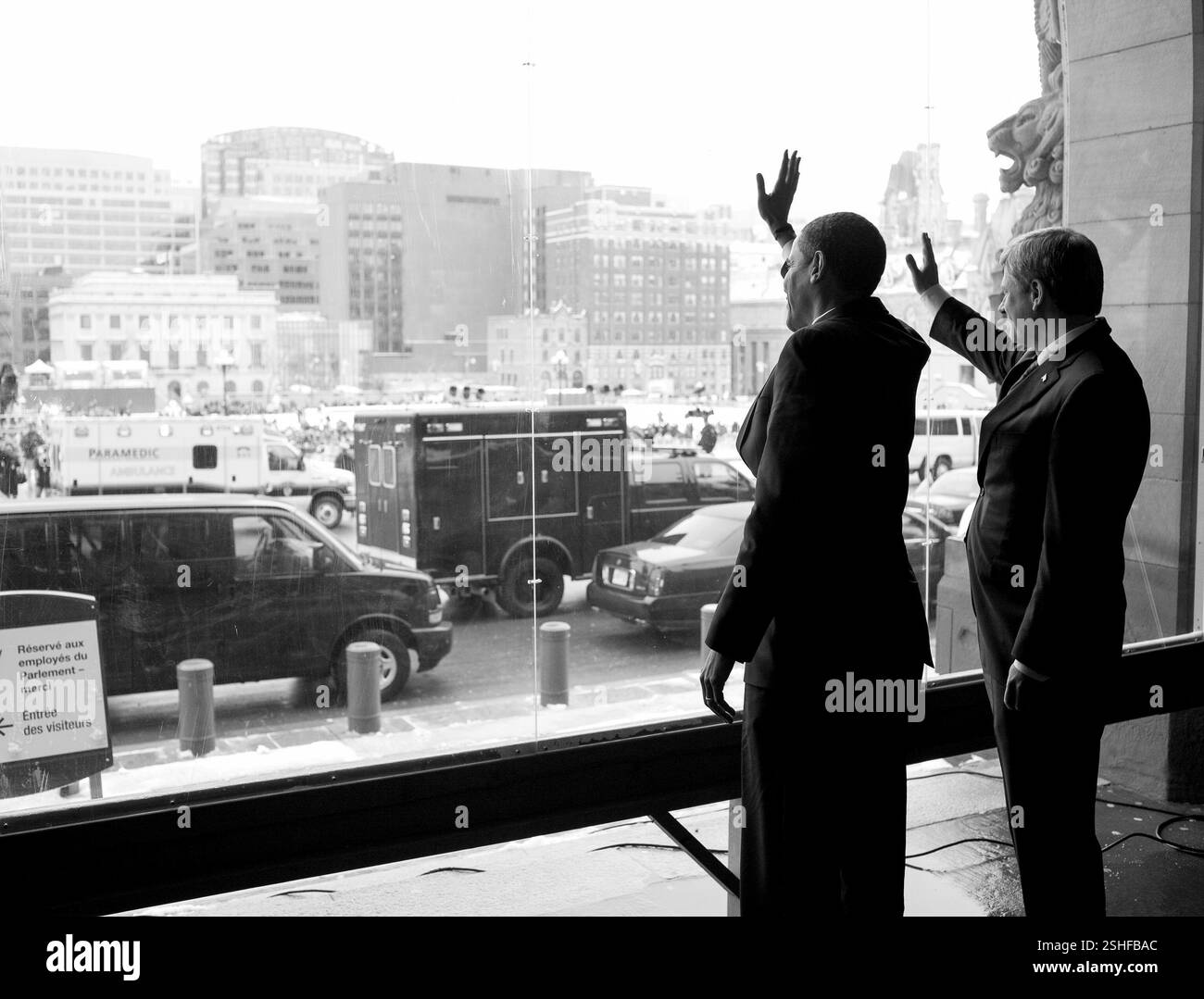 Präsident Barack Obama und der kanadische Premierminister Stephen Harper Welle nach einer Feier der Ankunft am Parliament Hill in Ottawa, Kanada 19.02.09, während der Präsident erste offizielle Auslandsreise.  Offiziellen White House Photo by Pete Souza Stockfoto