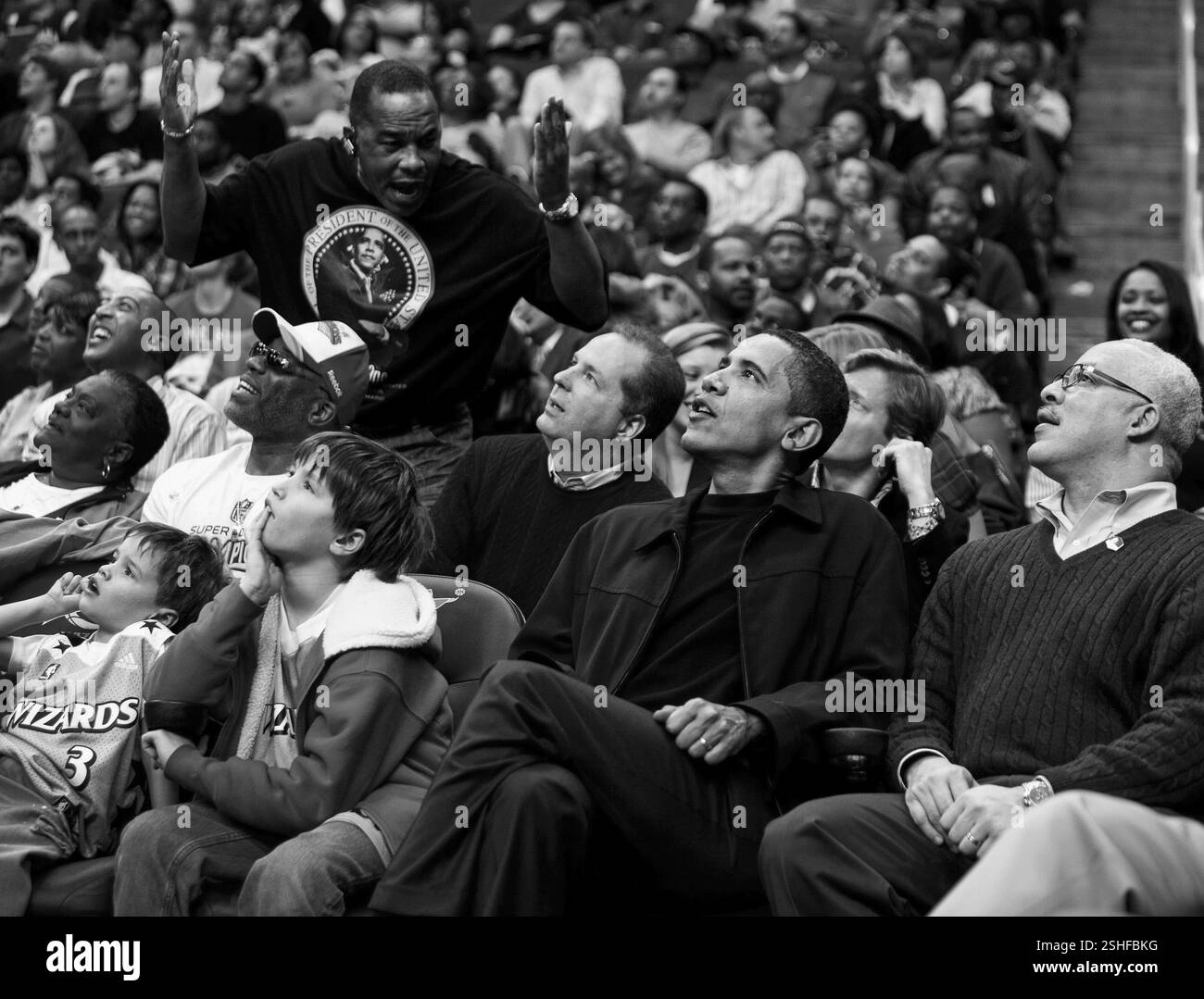 Präsident Barack Obama besucht ein Washington Wizards gegen Chicago Bulls Basketball-Spiel im Verizon Center, Washington, D.C 27.02.09.  Offiziellen White House Photo by Pete Souza Stockfoto