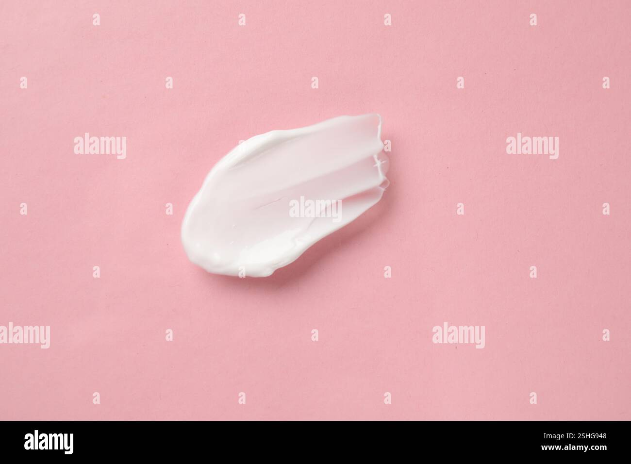Abstrich von Körpercreme auf hellrosa Hintergrund, Draufsicht Stockfoto
