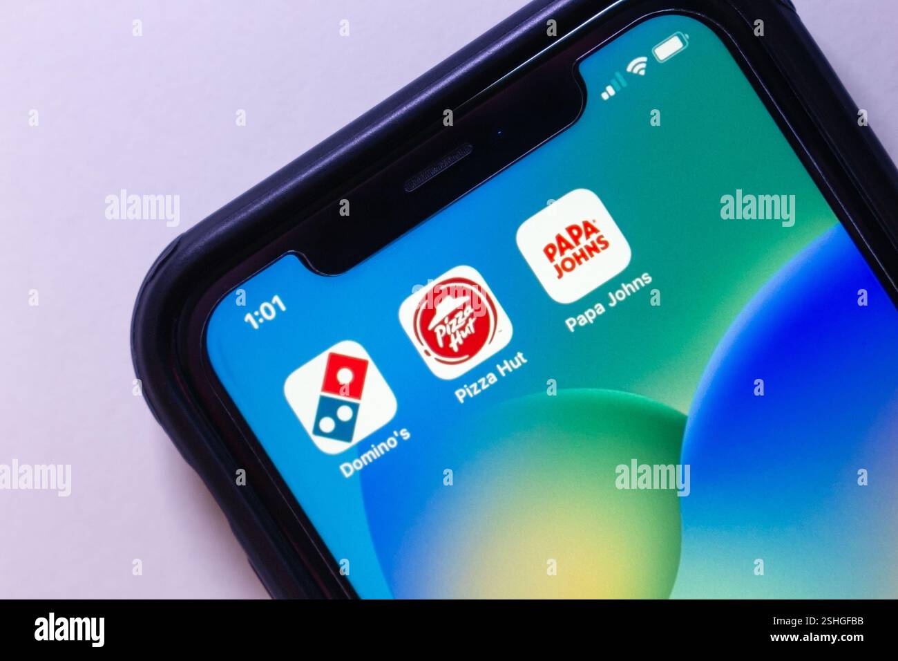 Domino's Pizza, Pizza Hut und Papa Johns Symbole werden auf dem Startbildschirm des iPhone angezeigt. Pizza-Franchise-Kette und Fast-Food-Lieferkonzept. Stockfoto