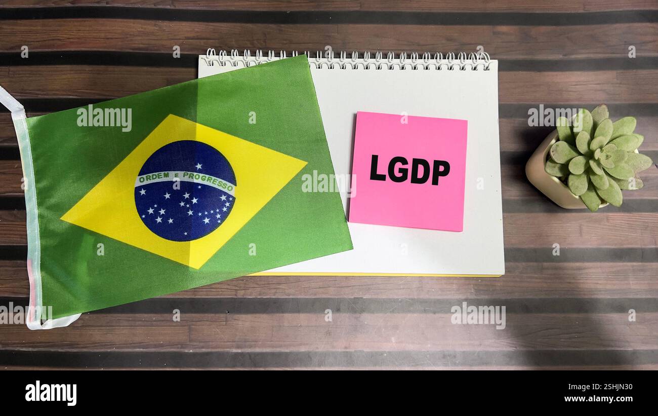 Konzept des LGDP-Schreibens auf Haftnotizen und Flagge Brasiliens isoliert auf Holztisch. Stockfoto