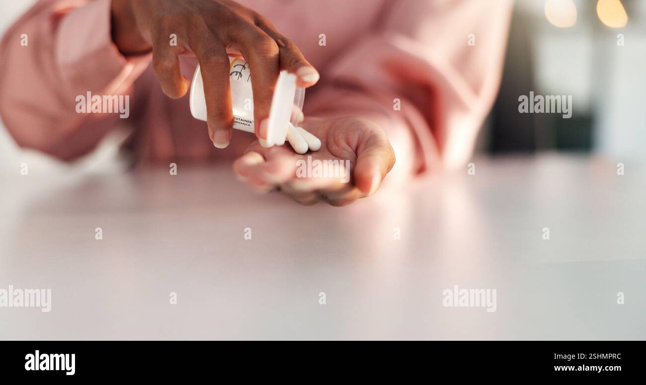 Geschäftsfrau, Gesundheitswesen und Hände mit Pillen für verschreibungspflichtige Medikamente, Multivitamin und Medikamentendosierung. Platz, Person und Kapselbehälter für Stockfoto