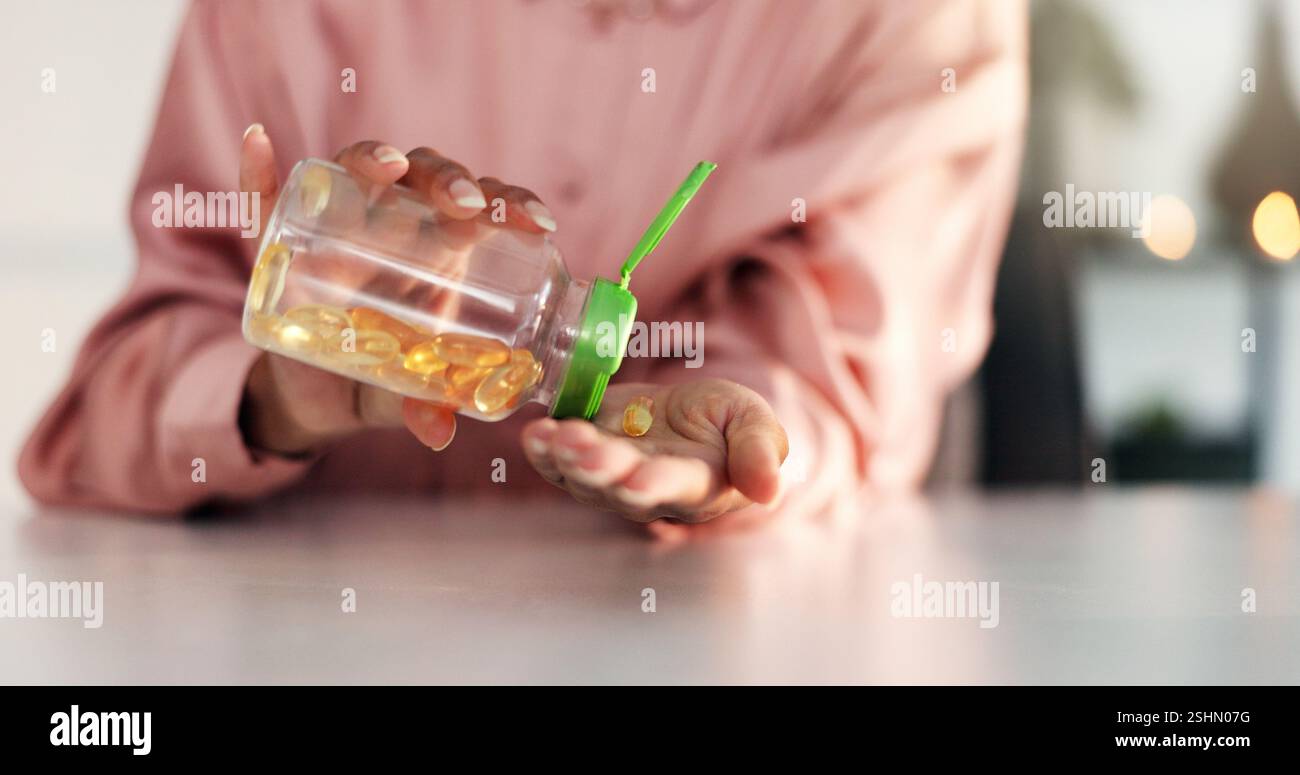 Geschäftsfrau, Nahrungsergänzungsmittel und Hände mit Pillen für verschreibungspflichtige Medikamente, Tabletten Dosierung und Nährstoffe. Gesundheit, Person und Kapseln für die Gesundheit Stockfoto