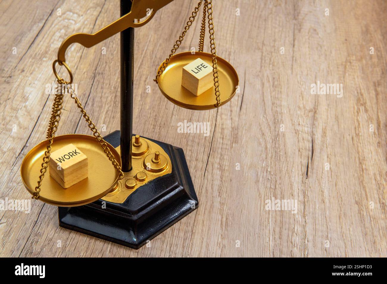 Eine Vintage-Skala mit den Worten „Leben“ und „Arbeit“ auf Holzblöcken. Work-Life-Balance-Konzept. Stockfoto