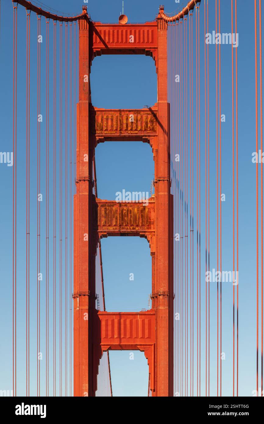 Der South Tower der Golden Gate Bridge von der Fahrt durch die Brücke aus gesehen. Stockfoto