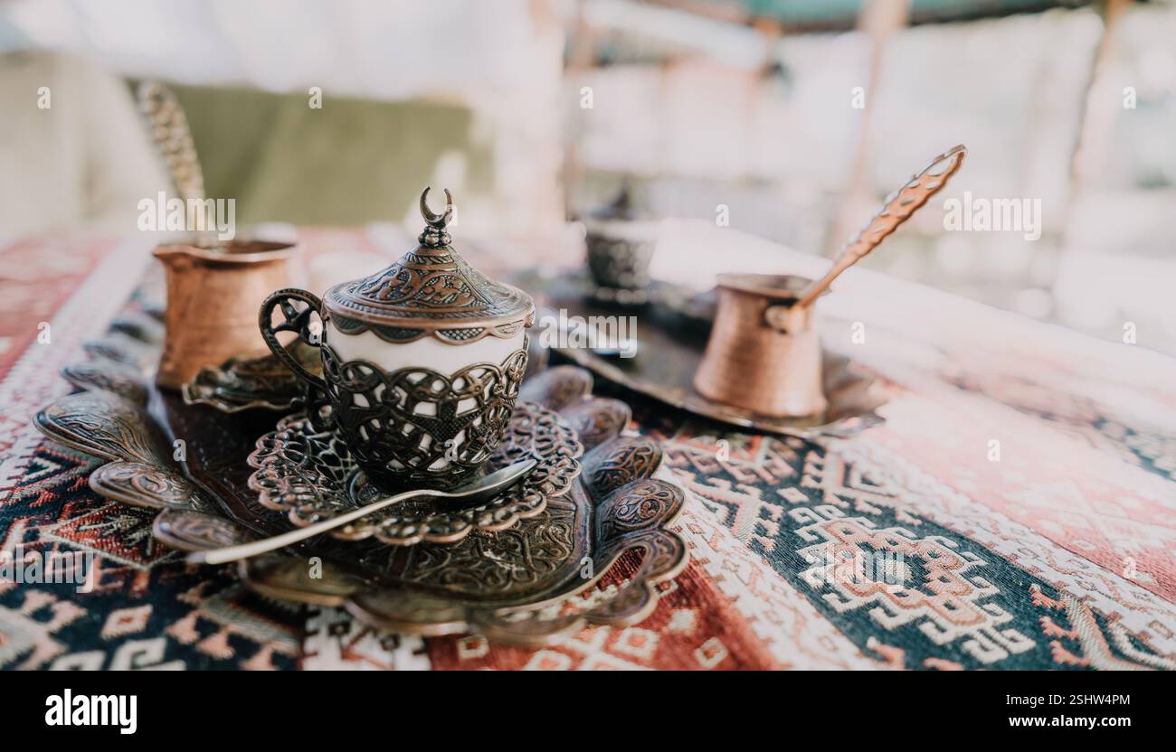 Türkischer Kaffee auf traditionellem Teppich Stockfoto