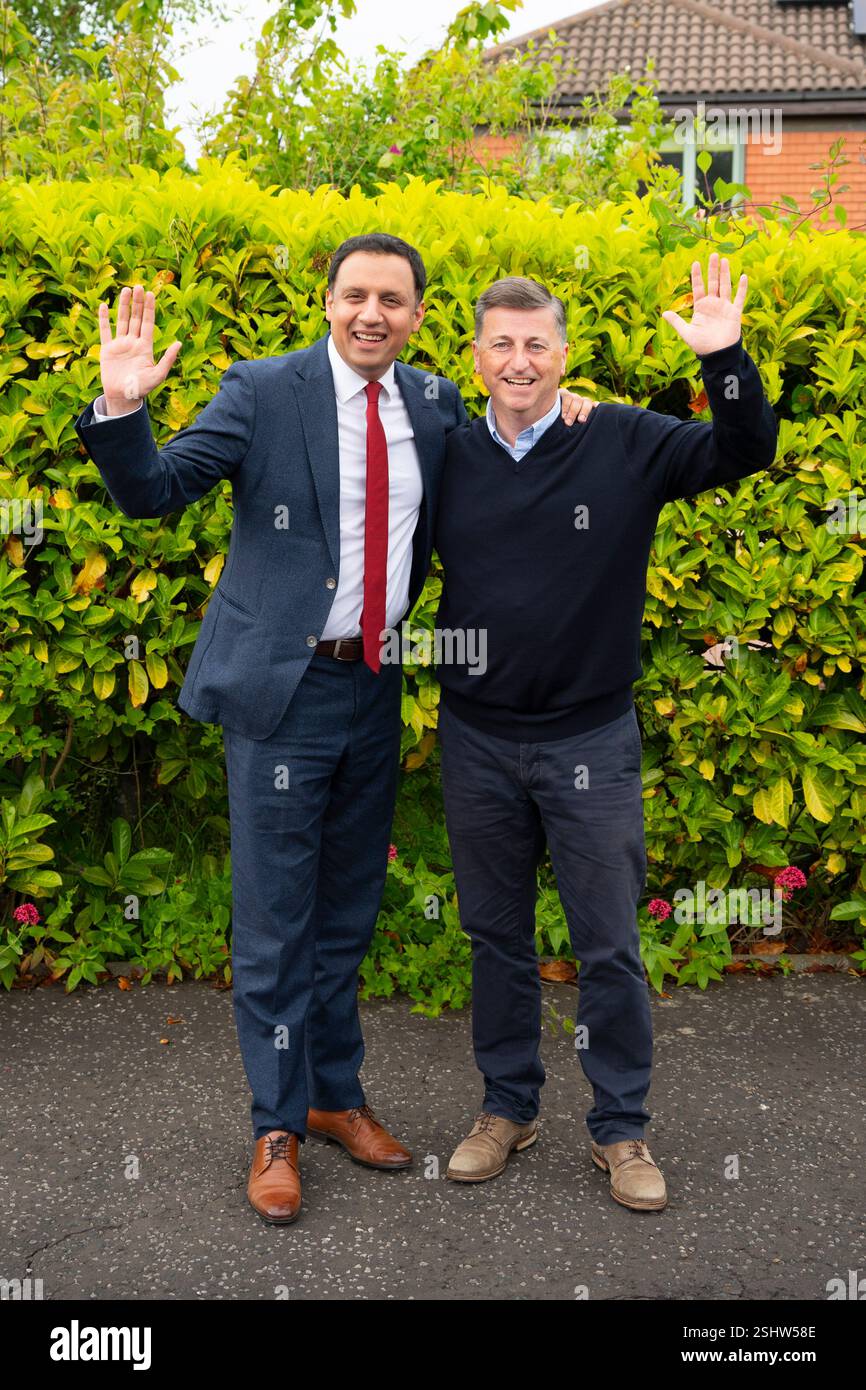 Juni 2024. Der schottische Labour-Führer Anas Sarwar besuchte North Berwick mit dem lokalen Kandidaten für den Wahlkreis Lothian East Douglas Alexander Stockfoto