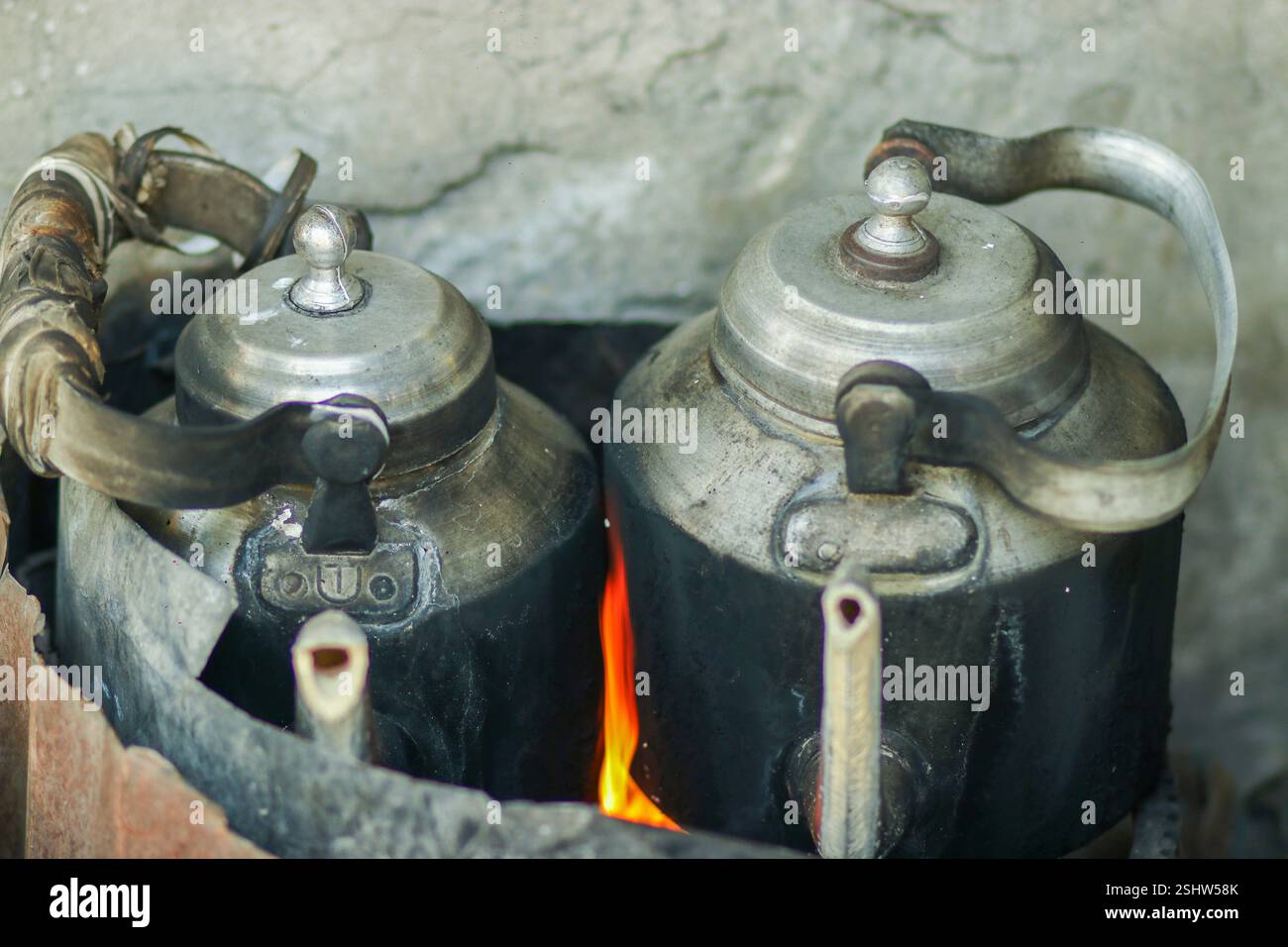 Handelsüblicher Teekessel kochendes Wasser für die Teezubereitung in Bangladesch Stockfoto