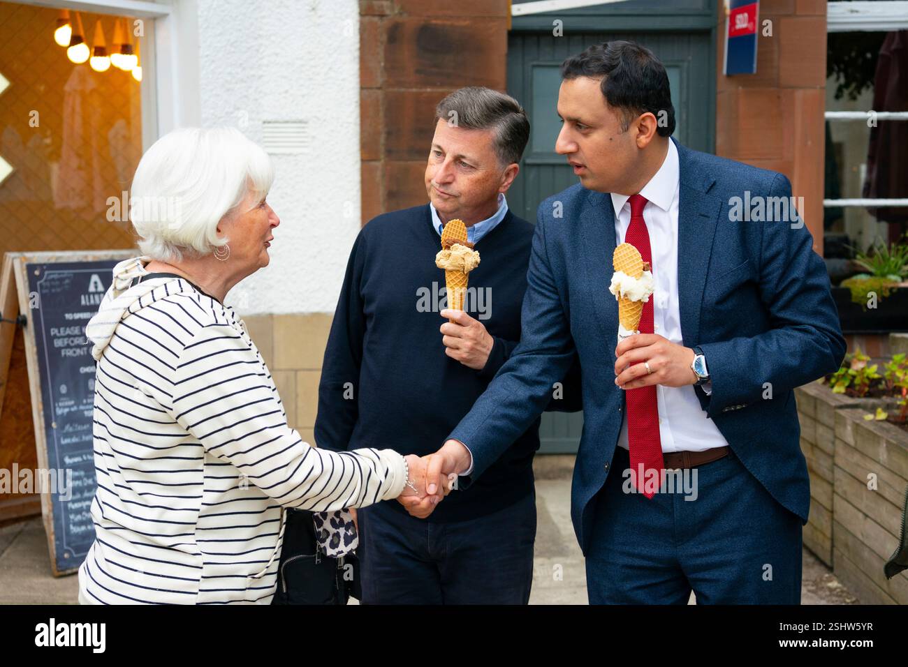 Juni 2024. Der schottische Labour-Führer Anas Sarwar besuchte North Berwick mit dem lokalen Kandidaten für den Wahlkreis Lothian East Douglas Alexander Stockfoto