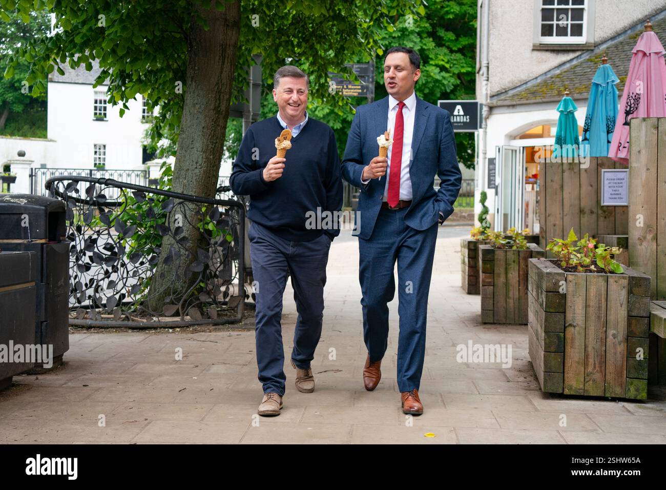 Juni 2024. Der schottische Labour-Führer Anas Sarwar besuchte North Berwick mit dem lokalen Kandidaten für den Wahlkreis Lothian East Douglas Alexander Stockfoto