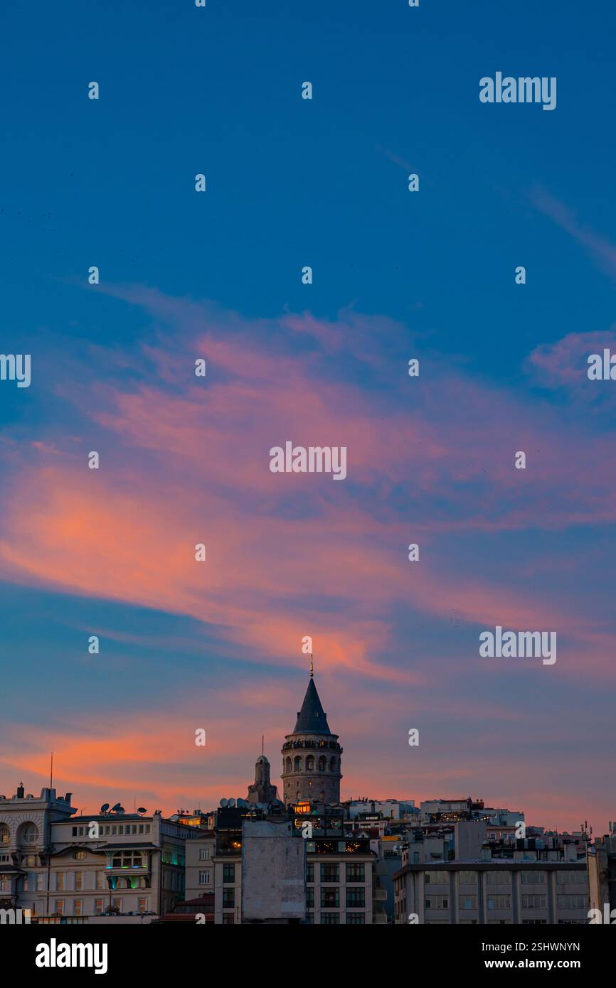 Galatenturm in Istanbul. Galata Kulesi oder Galata Tower mit dramatischem Himmel bei Sonnenuntergang. Stockfoto
