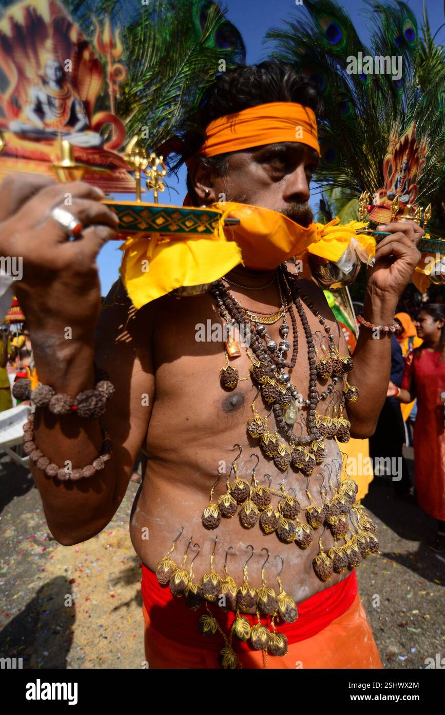 MALAYSIA KUALA LUMPUR 25.11.02.25. Thaipusam ist ein tamilisches Hindu-Festival, das am ersten Vollmondtag des tamilischen Monats Thai gefeiert wird und mit dem Pusam-Stern zusammenfällt. Das Festival wird zum Gedenken an den Sieg des hinduistischen Gottes Murugan über den Dämon Surapadman gefeiert. Während der Schlacht soll Murugan einen Egel getragen haben, einen göttlichen Speer, der von seiner Mutter Parvati gewährt wurde. Das Festival beinhaltet rituelle Praktiken von Kavadi Aattam, ein zeremonieller Akt des Opfers, der eine physische Last trägt, um eine spirituelle Schuld auszugleichen. Gläubige tragen oft einen Topf Kuhmilch als Opfergabe und tun es auch Stockfoto MALAYSIA KUALA LUMPUR 25.11.02.25. Thaipusam ist ein tamilisches Hindu-Festival, das am ersten Vollmondtag des tamilischen Monats Thai gefeiert wird und mit dem Pusam-Stern zusammenfällt. Das Festival wird zum Gedenken an den Sieg des hinduistischen Gottes Murugan über den Dämon Surapadman gefeiert. Während der Schlacht soll Murugan einen Egel getragen haben, einen göttlichen Speer, der von seiner Mutter Parvati gewährt wurde. Das Festival beinhaltet rituelle Praktiken von Kavadi Aattam, ein zeremonieller Akt des Opfers, der eine physische Last trägt, um eine spirituelle Schuld auszugleichen. Gläubige tragen oft einen Topf Kuhmilch als Opfergabe und tun es auch Stockfoto