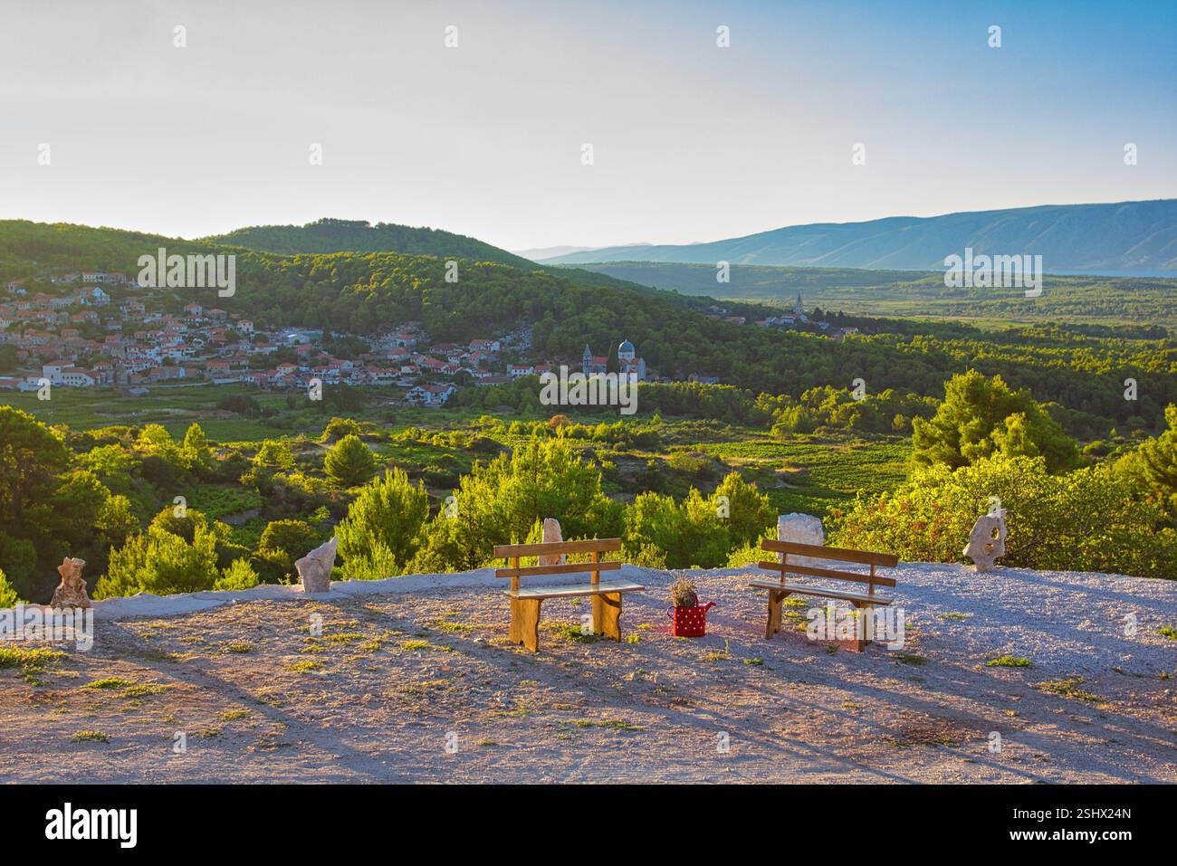 Ein malerischer Blick von Vrisnik, Insel Hvar, Kroatien, mit Blick auf das üppige grüne Tal und das Dorf Svirče in der Ferne. Stockfoto