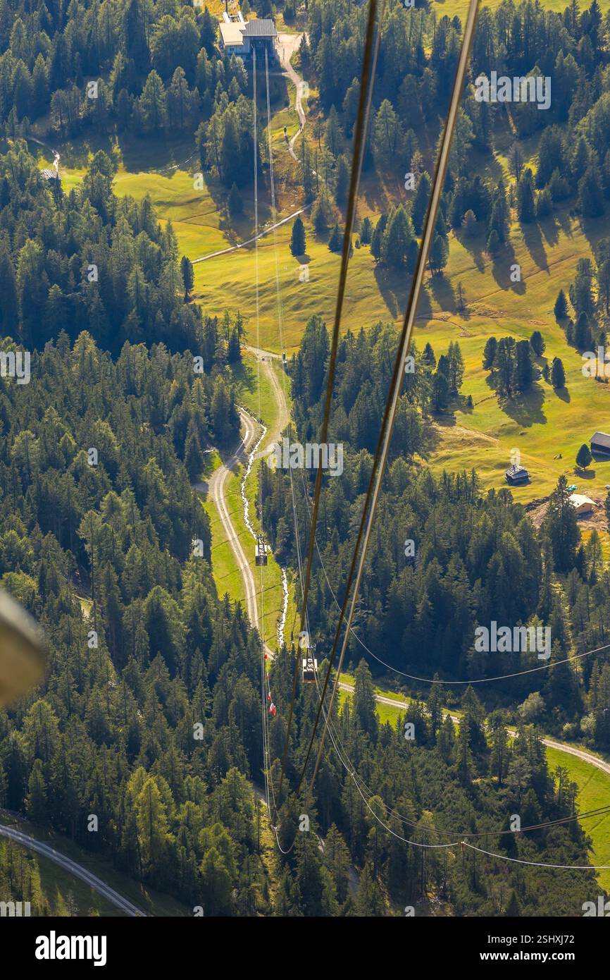 St. Ulrich, Italien Seilbahn gelbe Kabine Furnes nach Seceda in Gröden, Dolomiten Alpen und Lufttal im Herbst Stockfoto